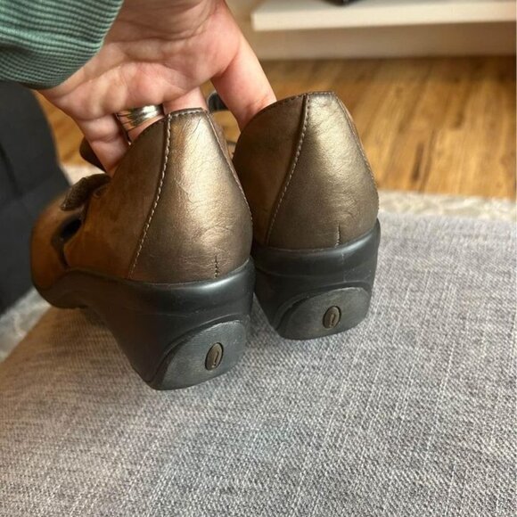 Woman’s PRIVO leather wedge anti slip all terrain shoes. Velcro. Size 9.5 - Picture 4 of 11